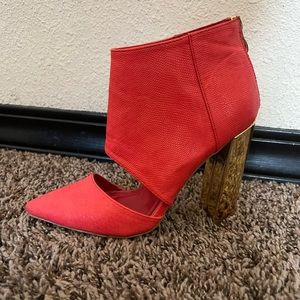 beautiful red shoes with gold heel size 7❤️